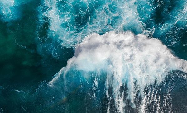 Şinto’nun anlatılarına göre, dünyevi alemin kaotik denizlerinde, üç yaşında okyanusta sonsuz bir şekilde sürüklenip ölüme terk edilmişti.