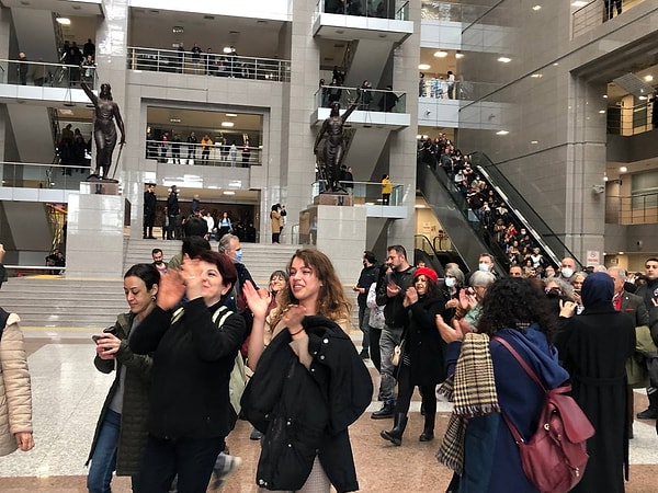 Fincancı'ya bugünkü duruşmada son sözü soruldu. Fincancı, "Bu hukuki bir dava değil, siyasi bir dava. Siyaseten TTB'yi, demokratik ilkeleri yok etmek üzere bir dava" dedi.  Mahkeme kararını açıklamak için duruşmaya ara verdi.