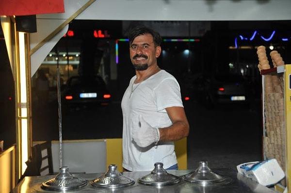 Aslında üniversite mezunu olan Mehmet Dinç, pastane ve inşaat sektörü olmak üzere çeşitli yerlerde çalışmış ve en son dondurmacı olmaya karar vermiş.