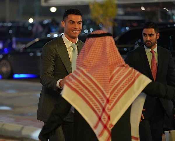 Al Nassr'dan 2,5 sezon için toplam 500 milyon euro alacak olan Ronaldo kendisini sevenleri Suudi Arabistan'a giderek oldukça şaşırtmıştı.