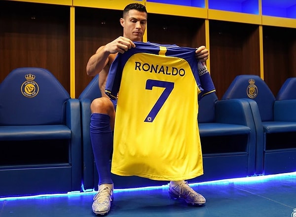 Reklam anlaşmalarıyla beraber yılda 214 milyon dolar kazanacak olan Ronaldo, "Avrupa'da kazanacağım bir şey kalmadı" demişti.