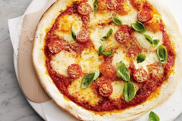 14. Margherita pizzanın adının bir kraliçeden geldiğini biliyor muydunuz? Kral Umberto I ve Kraliçe Margherita, Napoli’yi ziyaret ettiklerinde o zamanlar fakir yemeği olarak bilinen pizzayı denemek istiyorlar. Kraliçe mozzarellalı pizzayı o kadar beğeniyor ki bu pizzaya kraliçenin adı veriliyor.