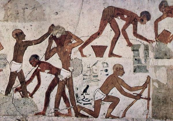 27. Antik Mısır’da işçiler, kimi zaman ödemelerini soğan, sarımsak ve turp olarak alıyorlardı. Özellikle turp olarak alıyorlardı ve bunun sebebi, turbun bulaşıcı hastalıkların tedavisinde kullanılmasıydı.