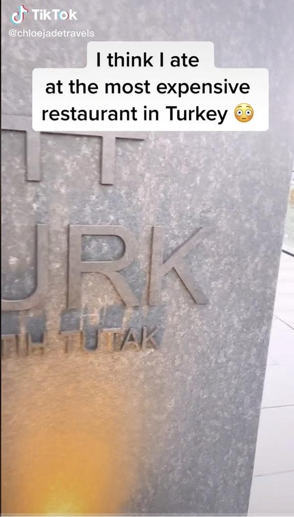 "Sanırım Türkiye'deki en pahalı restoranda yemek yedim" başlığıyla paylaşılan bu videoda gezginimiz Chloe, merak ettiğimiz ve bol bol yutkunduğumuz tüm detayları bizimle paylaşmış.
