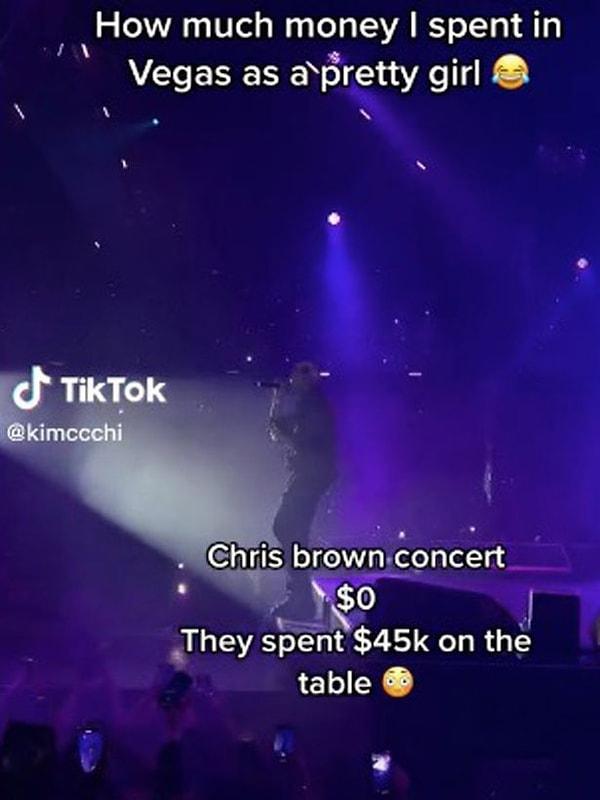 Akabinde Kimberly, Chris Brown konserinde sahneyi en önden gören bir masada oturarak izleme şansı yakalamış.