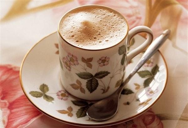 6. Sütlü Türk kahvesi: Mirvari kahvesiyle içeriğindeki süt bakımından benzerdir. Mirvari kahvesinde kullanılan baharatların sütlü Türk kahvesinde olmaması bu iki kahveyi birbirinden ayırmaktadır.