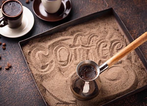 7. Mırra kahvesi: Mırra kahvesi, özel kaplar ile ve uzun süreler boyunca kaynatılarak hazırlanan, yapımı son derece zahmetli bir kahve türüdür. Yapısı kıvamlı ve tadı oldukça acı olan bu kahve türü, Arap Kahvesi olarak da bilinir. Mırra, dünyada tüketilen en sert kahve türleri arasında yer alır.