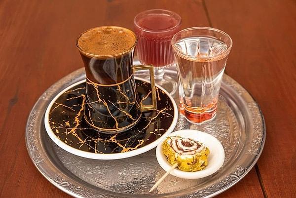 9. Süvari kahvesi: Diğer Türk kahvesi çeşitleri arasında belki de en ilginç sunuma sahip olanıdır. Türk kahvesi içerken kullanılan fincanların aksine ince belli çay bardağı ile servis edilir. Bu kahve Ege yöresine aittir.
