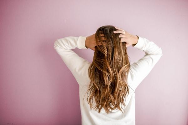 Nemsiz kalan ve kuruyan saç telleri zaman içerisinde zarar görür ve uçlardan kırılmaya başlar. Bu saç kırıklarının birden çok nedeni olabilir. Eğer siz de saç kırıklarından şikayet ediyorsanız mutlaka nedenini bulmalı ve saçlarınıza buna uygun bir bakım yapmalısınız.