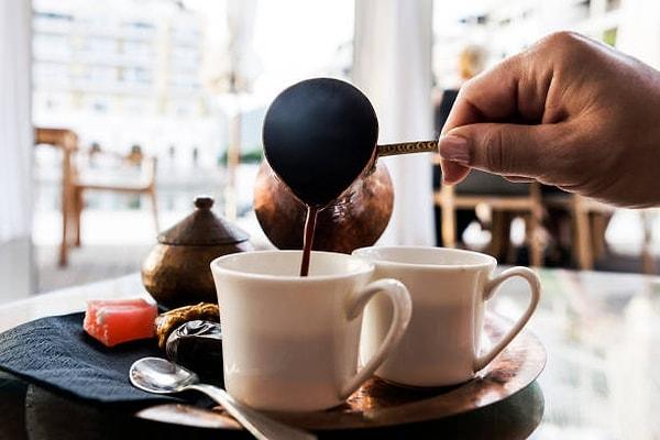 8. Diğer kahvelerde olduğu gibi, Türk kahvesi demlendikten sonra 2-3 dakika beklenir. Ardından içmeye başlayabilirsiniz.