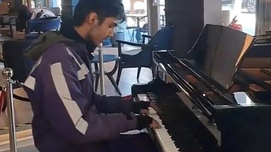 Sipariş Götürdüğü Otelde Piyano Çalan Kurye: 'Kendi Kendime İnternetten Çalmayı Öğrendim'