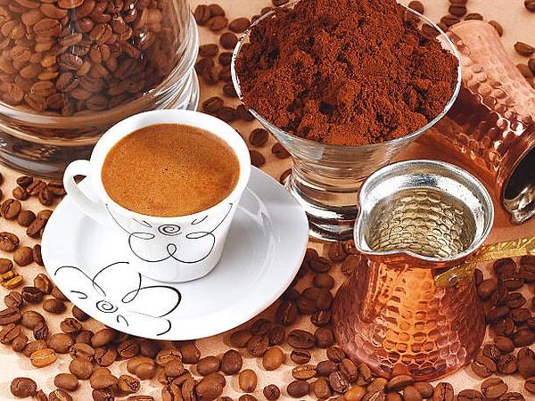 1. Türk kahvesini çok ince öğütmek kahvenizin daha acı olmasına yol açar. Bu nedenle Türk kahvesinin kalın öğütülmüş olması gerekir.
