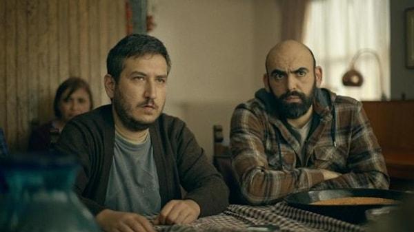 Dizinin ilk 3 sezonunda İlkkan (Kıvanç Kılınç) ve Yılmaz (Feyyaz Yiğit) isimli yakın arkadaşların başlarına gelen ilginç olaylar anlatılıyor.