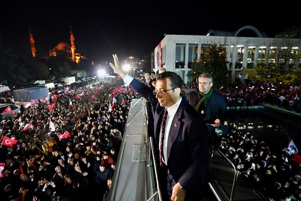 İmamoğlu’na kamu görevlisine hakaretten açılan davanın 14 Aralık’taki duruşmasında iki yıl yedi ay 15 gün ceza verilmişti. TCK’nin 53’üncü maddesinden de ceza alan İmamoğlu için ‘siyasi yasak’ süreci başlamıştı.