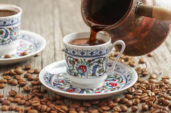 10. Türk kahvesi yapmaya yeni başlayanların en sık yaptığı yanlışlardan biri de kahveyi iyice kaynatana kadar ocaktan almamaktır. Türk kahvesi kabarmaya başladığı anda ocaktan alınmalıdır.