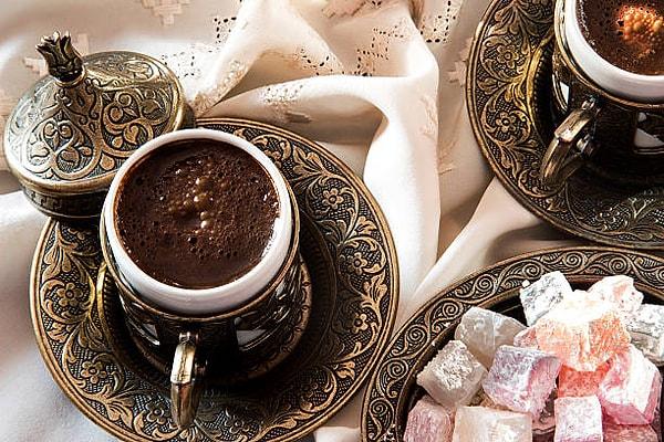 11. Aromalı Türk kahvelerini evde de yapabilirsiniz. Kahve yaparken içine bir parça bitter çikolata, kakule ya da damla sakızı katabilirsiniz.