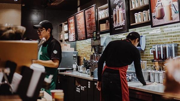Türkiye'deki en popüler kahve zincirlerinden olan Starbucks'ta zaman zaman sosyalleşip zaman zaman çalışmalarımızı sürdürebiliyoruz.