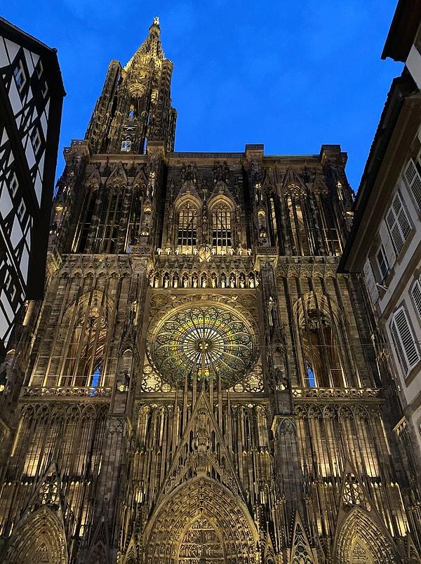Katedral, Fransa’nın en çok turist alan ikinci dini yapısı konumundadır.