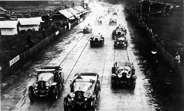 4. Paris'te gerçekleşen ilk otomobil yarışı Paris-Rouen kaç yılında gerçekleşti biliyor musun?