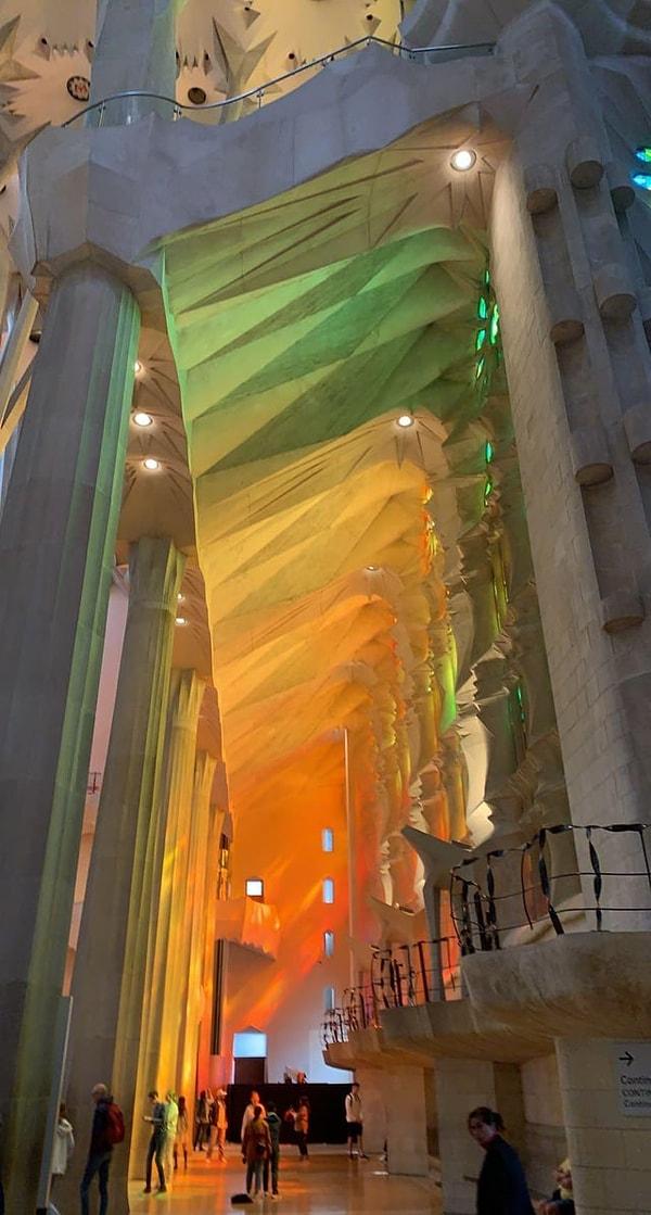 12. Sagrada Familia'nın buzlu camlarından yansıyan güneş ışığının oluşturduğu manzara...