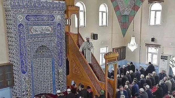 Cuma günleri Müslüman aleminin en kutsal ve değerli günü olarak edilir. Müslümanlar ibadet etmek için her cuma camiilere akın ederler.