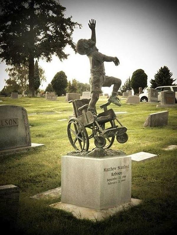 5. Bir babanın tekerlekli sandalyeye mahkum oğlunu "dünyevi yüklerinden kurtulmuş" şeklinde tasvir ettiği o mezar taşı👇