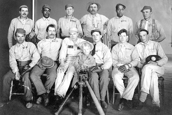 7. 1910'da, kazandıkları sürece infazları ertelenen idam mahkumlarından oluşan bir beyzbol takımı👇