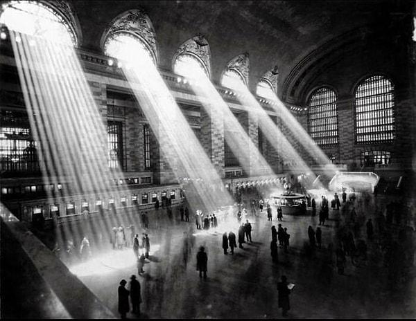 12. Artık tanık olunması etrafındaki binalar yüzünden imkansız olan New York'taki Grand Central Terminali'nin 1929 yılında görüntülenen içi👇