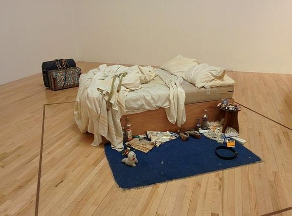 Duchamp her şeyin sanat olabileceği fikrini ortaya koymuştu. Emin'in 1998 yılında yarattığı Yatağım' (My Bed) isimli eseri de bu fikri onaylar nitelikte.