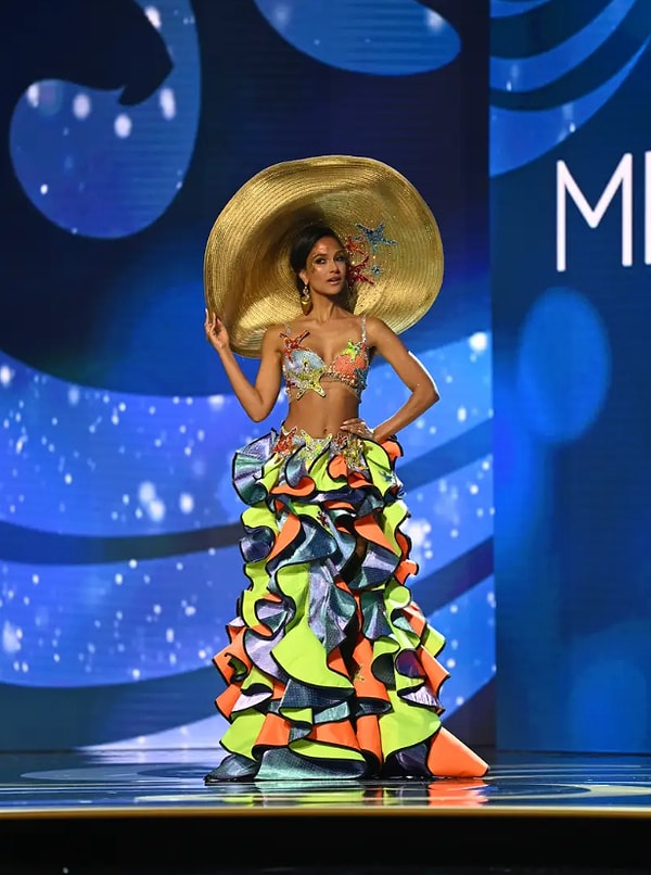 Красочный наряд Мисс Арубы Киары Арендс был вдохновлен возвращением ее страны на карнавал