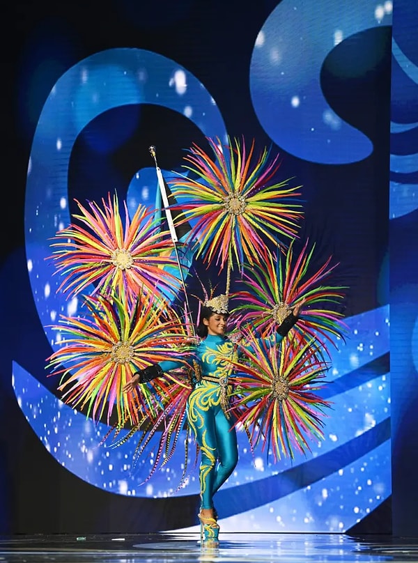 Мисс Багамские острова Анджела Картрайт напоминала салют в ночном небе