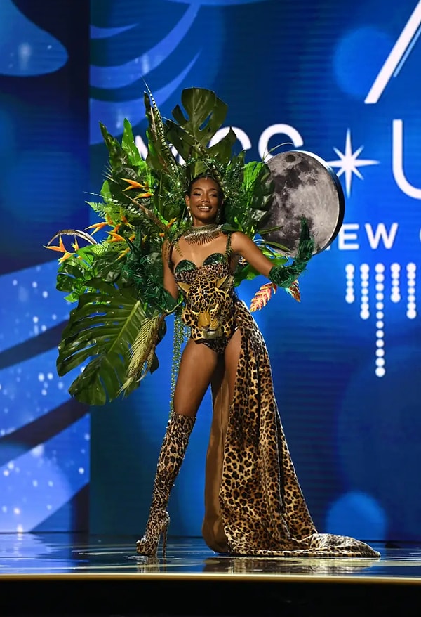 Мисс Белиз Эшли Лайтбёрн и ее костюм, вдохновленный тропическим лесом