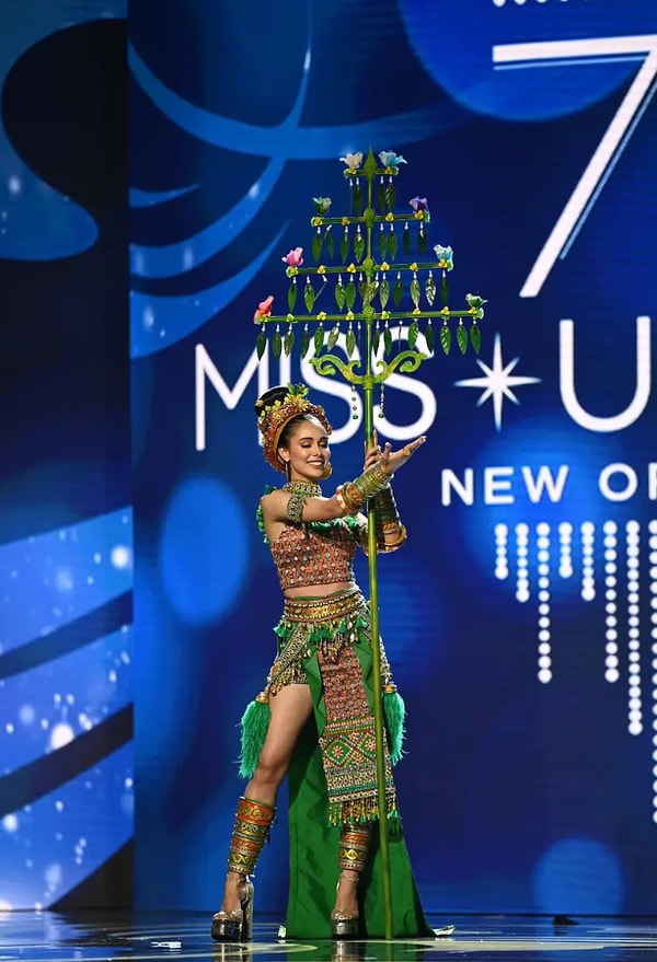 Мисс Камбоджа Манита Ханг и ее костюм, посвященный богине, которая учит людей любить людей, животных и природу