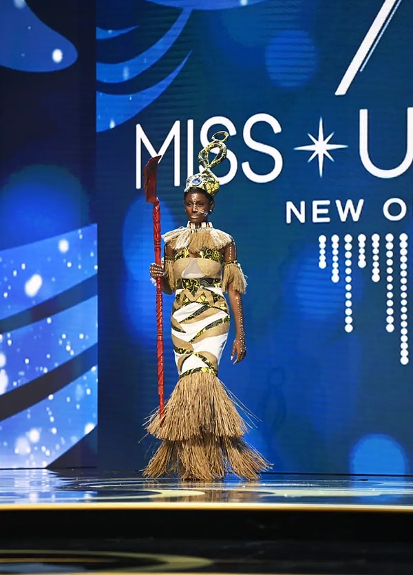 Мисс Экваториальная Гвинея Альба Изабель Обама вышла в костюме жены вождя племени