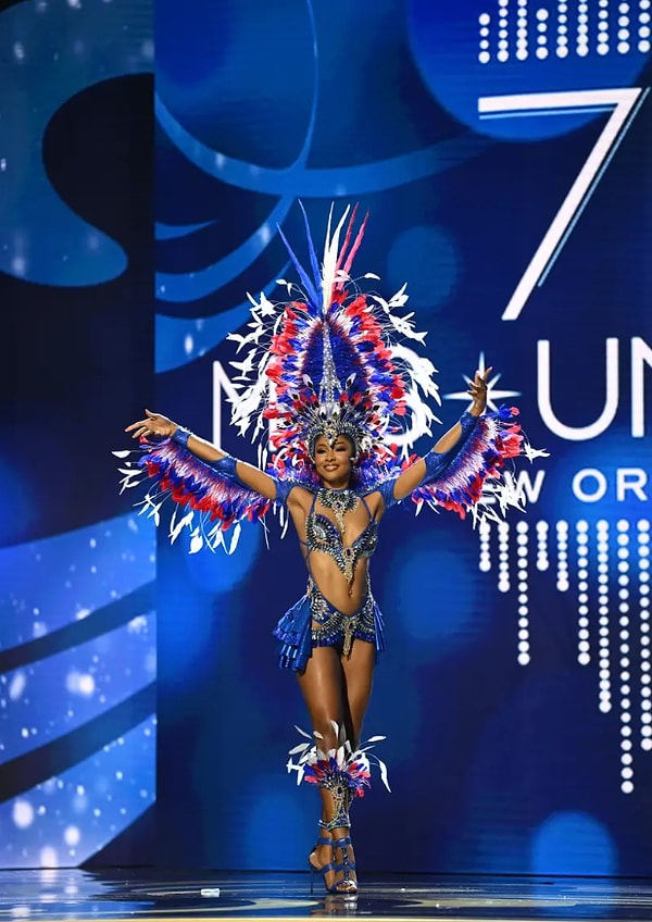 Мисс Франция Флориан Баско почтила своим костюмом День взятия Бастилии