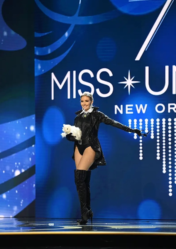 Мисс Германия Сорайя Кольманн почтила память покойного дизайнера Карла Лагерфельда своим черным костюмом