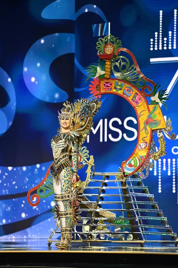 Мисс Гватемала Ивана Бачелор. Ее костюм был вдохновлен пирамидой Тикаль, также называемой Храмом Ягуара