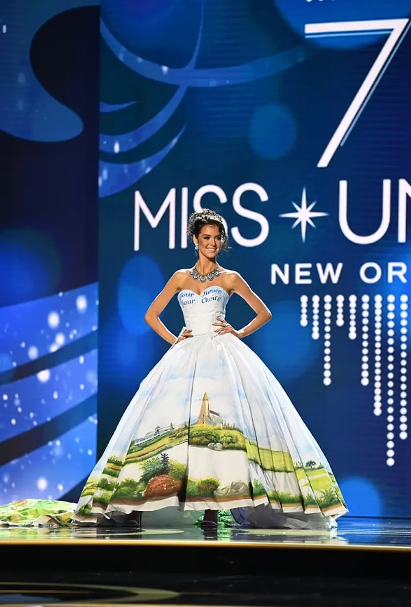 Мисс Исландия Храфнхильдур Харальдсдоттир вышла в платье, на котором было написано «Ваше будущее — ваш выбор», сделав заявление по поводу изменения климата