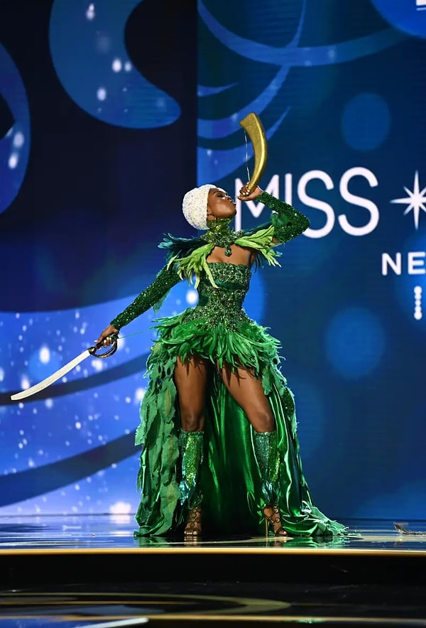 Мисс Ямайка Тошами Кэлвин надела костюм, посвященный королеве Нэнни, которая была лидером ямайских маронов и боролась против рабства