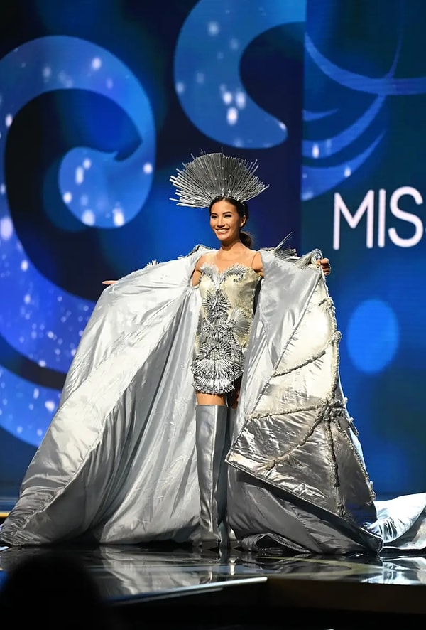 Мисс Малайзия Чим Вэй Йенг и ее костюм, напоминающий гору Кинабалу — самую высокую гору в ее родной стране