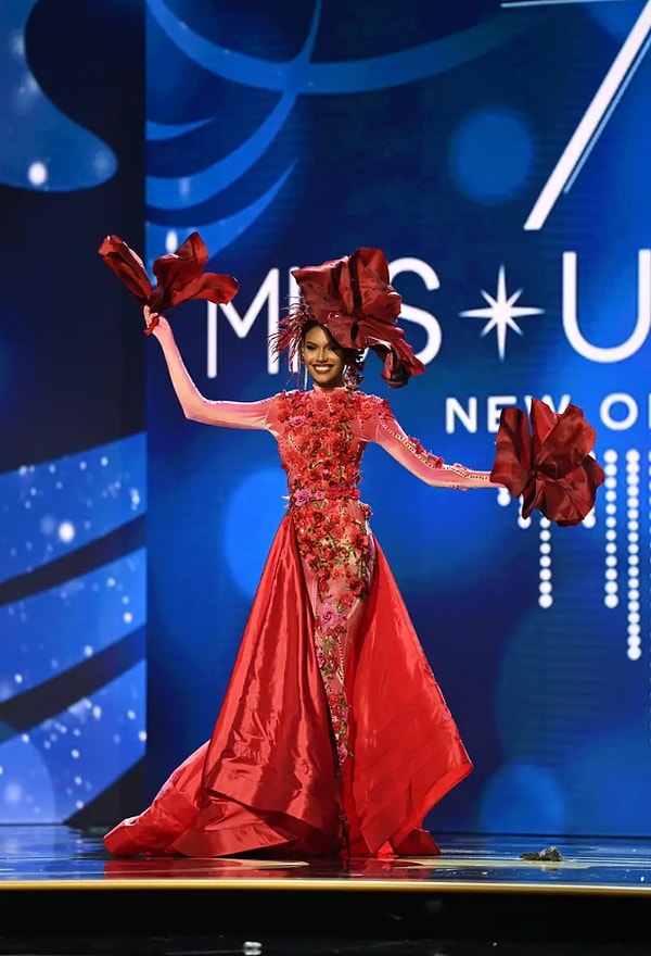 Мисс Маврикий Александрин Бель-Этуаль вышла в красном костюме национального цветка Трохетии