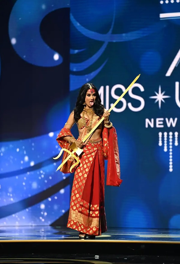 Мисс Непал София Бхуджель и ее костюм Шакти, супруги бога Шивы