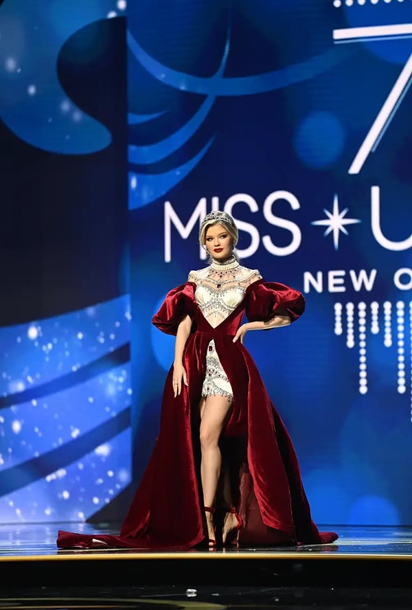 Мисс Россия Анна Линникова и ее наряд царской особы