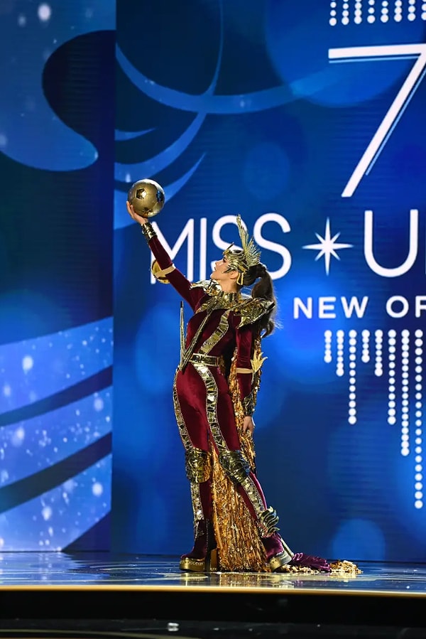 Мисс Венесуэла Аманда Дудамель почтила спортивные команды своей страны