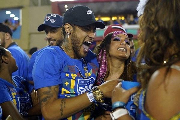 Neymar'ın partilerde birlikte eğlendiği isim ise Anitta. Sakatlığını bahane ederek PSG antrenmanlarına katılmayan Neymar, Rio Karnavalı'nda Anitta ile birlikteydi.