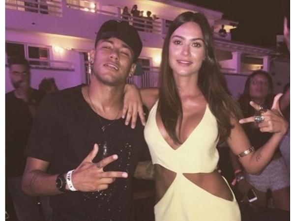 Thaila Ayala. Brezilyalı model ve oyuncu olan Thalia ile birlikte Ibiza'da güzel günler yaşayan Neymar bu ilişkiyi saklamadı fakat birkaç ay sonra başka kadınlarla görüntülendi.