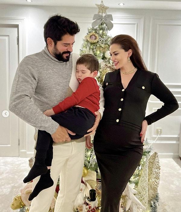 Fahriye Evcen şu günlerde ikinci bebeğini kucağına almak için gün sayıyor, aynı zamanda Instagram'daki mutlu aile tablosuyla da çok beğeniliyor.