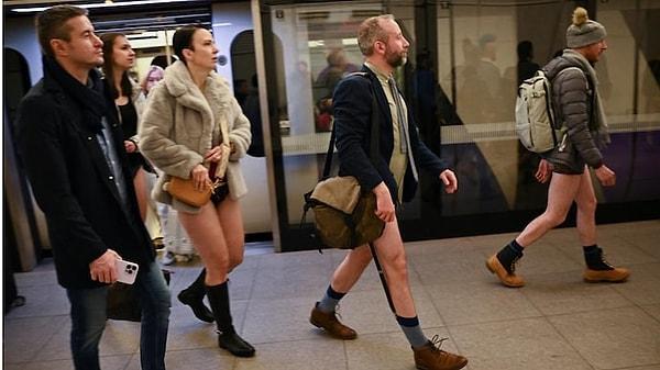 6. "New York, Londra, Berlin ve Tokyo gibi bazı büyük şehirlerde 'Pantolon Giymeme Günü' yapılıyor; metroya binen insanlar iç çamaşırlarıyla işe gelip gidiyorlar!"