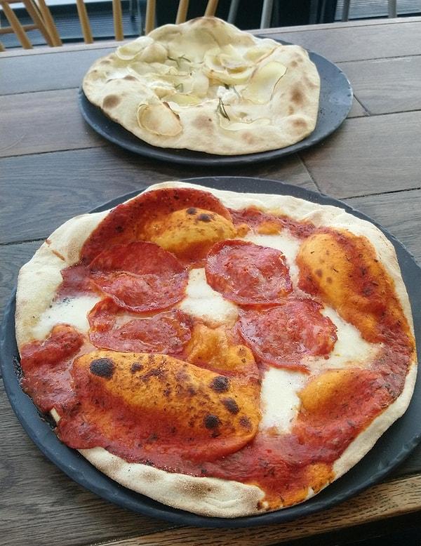 9. Dünyanın en şekilsiz pizzası. Tanesi 15 Euro, yani 305 lira...
