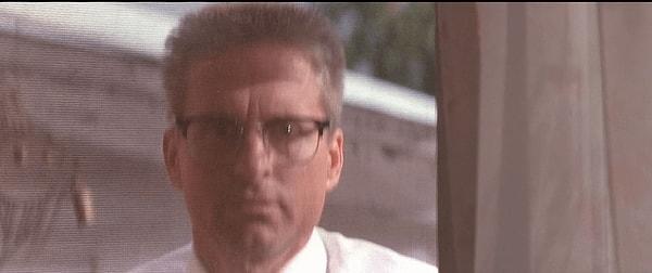 12. Falling Down (1993) filminde, D-Fens'in karısı pencereden dışarı baktığında kocasını gördüğünü sansa da filmde o kişinin sıradan bir polis olduğu söyleniyor.